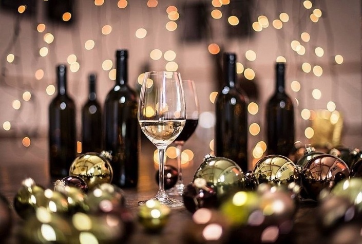 Advent: Weinflaschen, Glaskugeln