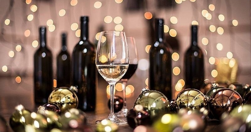 Advent: Weinflaschen, Glaskugeln