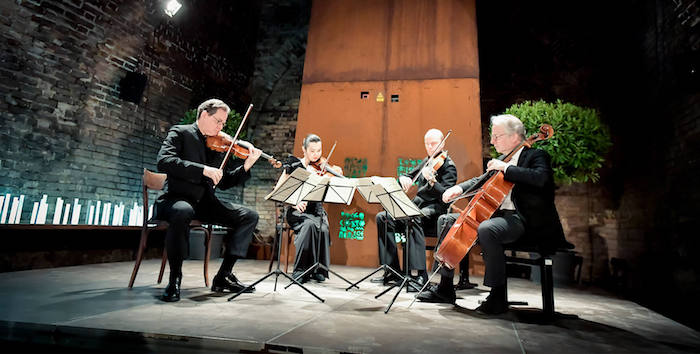 Ein Musikquartett spielt im Loisium klassische Musik