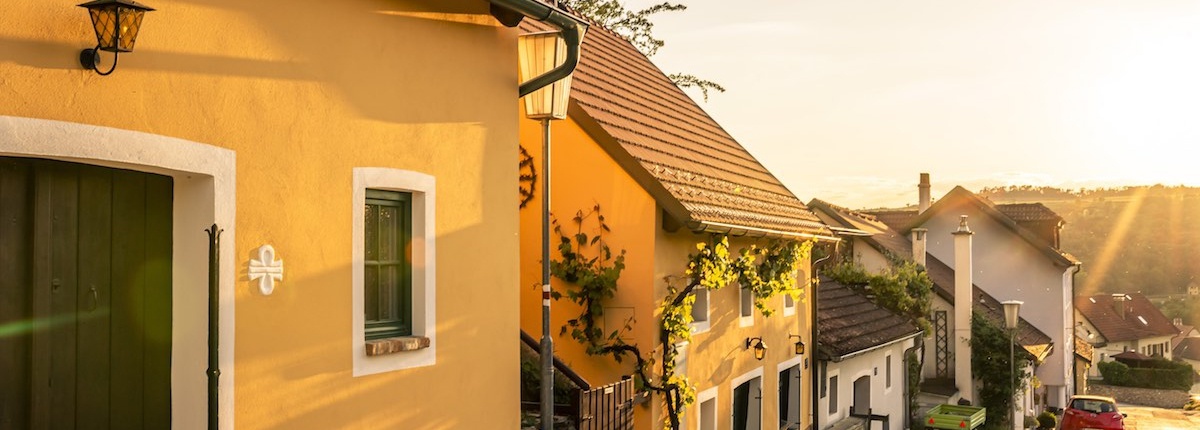 Eine Kellergasse im Abendlicht