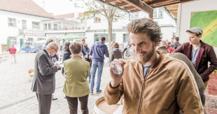 Beim Weinverkosten in einem Weingut