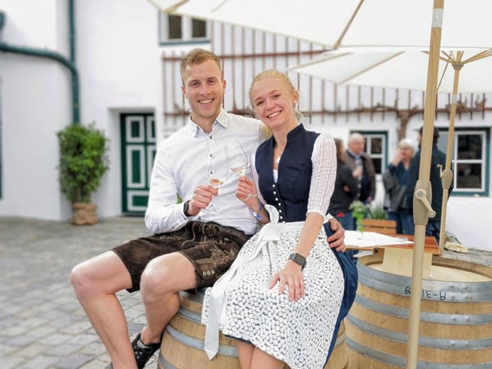 Ein junges Paar im Hof eines Weingutes